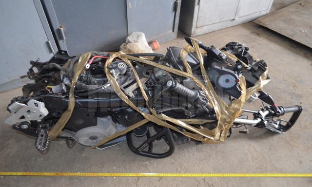 Piese de motociclete furate din Italia, descoperite în PTF Siret