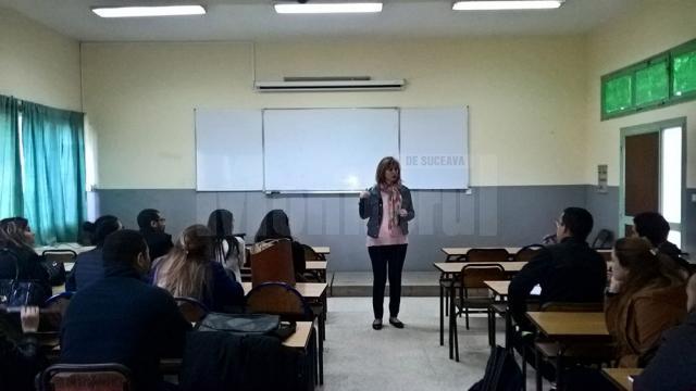 O suceveancă îi învaţă spaniola pe studenţi ai Universităţii „Hassan II” din Casablanca