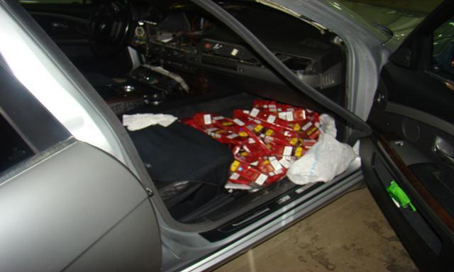 Bord de autoturism BMW „blindat” cu pachete de ţigări