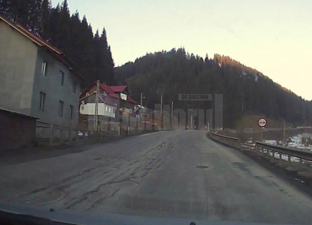 Risc mare de accidente din cauza degradării accentuate a DN 17, în zona de munte a Sucevei