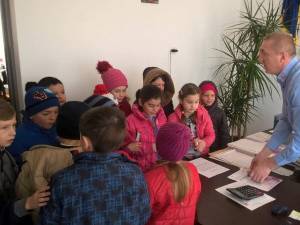Copiii din Moara s-au deplasat la sediul primăriei, unde i-au oferit primarului Eduard Dziminschi mărţişoare