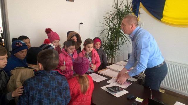 Copiii din Moara s-au deplasat la sediul primăriei, unde i-au oferit primarului Eduard Dziminschi mărţişoare