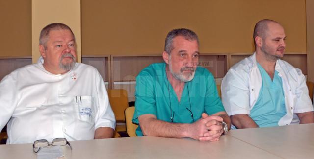 Șeful secţiei ORL, Corneliu Dumitrescu, medicul Teodor Grecu și noul medic al secţiei, Nicolae Onica