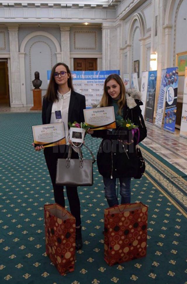 Elevele Alexandra Lungu, din clasa a XII-a, și Noemi Daiana Becica, din clasa a XI-a, de la Colegiul Naţional „Dragoş Vodă” din Câmpulung Moldovenesc, au obţinut titlul de „Elev de 10”