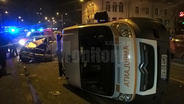 Ambulanţa răsturnată miercuri seară în intersecţia din dreptul Bibliotecii Bucovinei, în centrul Sucevei