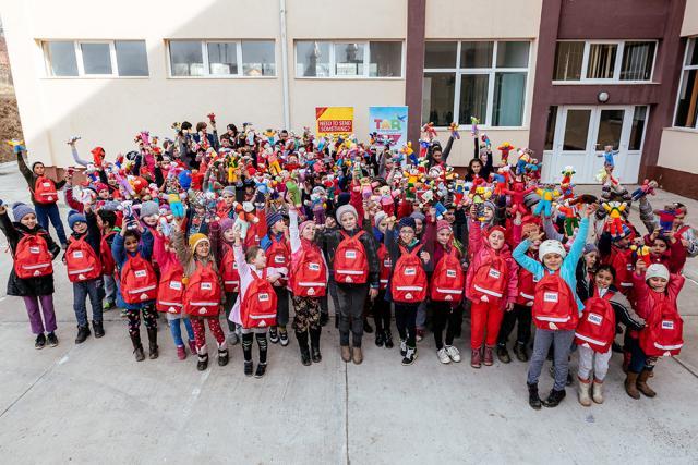 Campania „School in a Bag” a ajuns anul acesta la copiii din Băişeşti, Berchişeşti, Ţâmpoceni şi Corlata