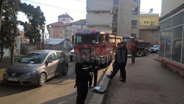 O stradă din centrul Sucevei, blocată mai bine de o oră de o şoferiţă plecată cu treburi