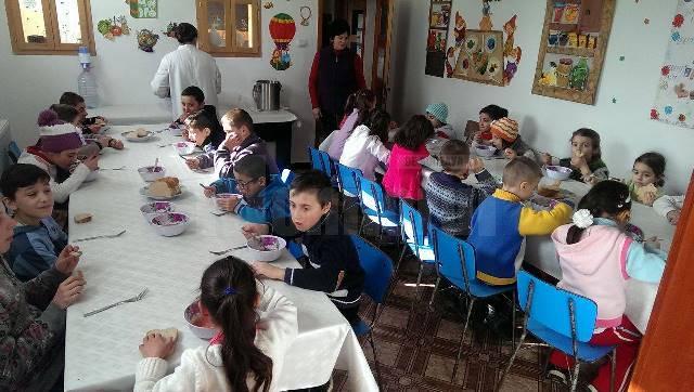 Sala de mese unde mănâncă zilnic 24 de copii necăjiţi din Baia necesită renovări