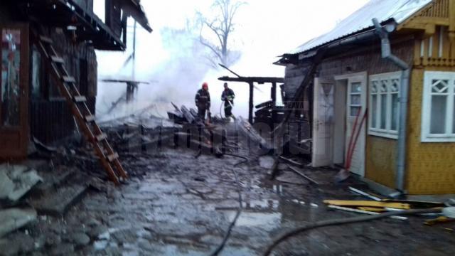 Un incendiu devastator a distrus casele a trei familii