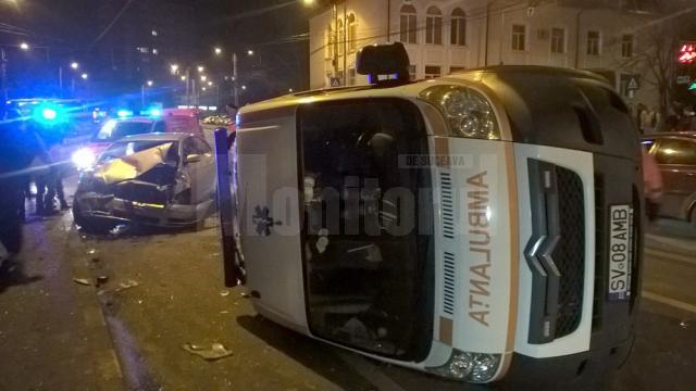 Ambulanţa a intrat în coliziune cu un microbuz de transport persoane