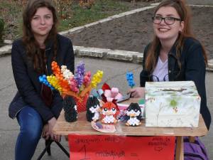 Voluntari şi copii de la şcolile gimnaziale din Fălticeni au confecţionat mărţişoare şi felicitări