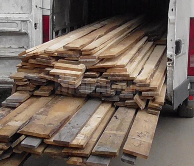 Un bărbat a rămas fără autoturism pentru că transporta lemn fără acte