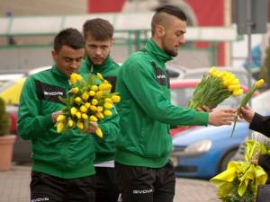 Fotbaliștii Forestei le-au oferit sucevencelor flori, cu prilejul zilei de 8 Martie