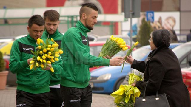 Fotbaliștii Forestei le-au oferit sucevencelor flori, cu prilejul zilei de 8 Martie