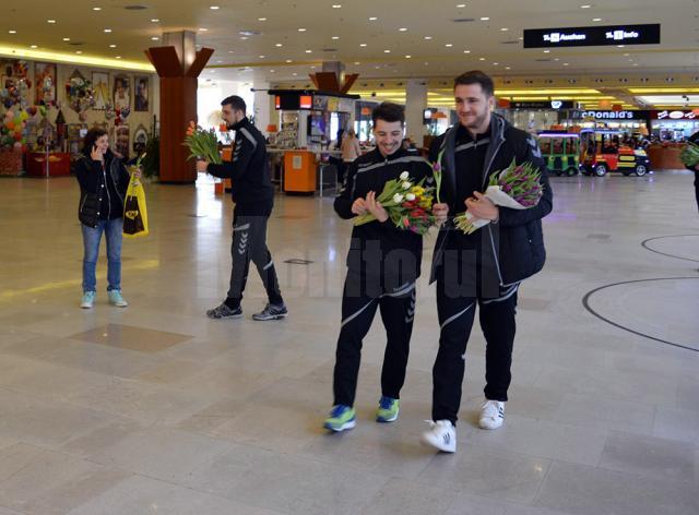 De 8 Martie, handbaliştii Universităţii au oferit flori femeilor din Suceava