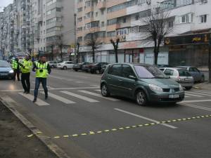 Femeie accidentată de o maşină pe o trecere de pietoni de pe bulevardul George Enescu