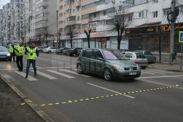 Femeie accidentată de o maşină pe o trecere de pietoni de pe bulevardul George Enescu