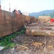Calea ferată spre gara Moldoviţa, aflată pe terenul primăriei, a fost blocată de Boşutar cu deşeuri de lemn şi betoane