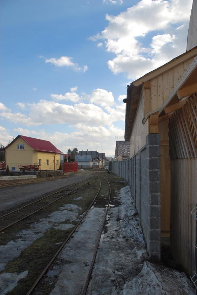 Construcţia apărută în perimetrul căii ferate a pus în pericol circulaţia pe linia îngustă