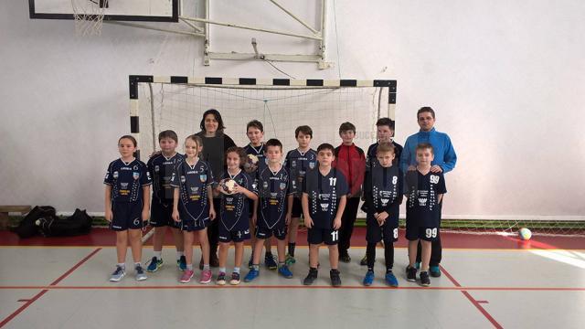 Echipa de minihandbal mixt a Școlii „Ion Creangă” Suceava, coordonată de profesorii Alexandrina Jijie și Daniel Ceobanu