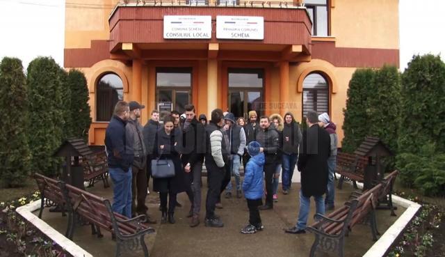 Oamenii s-au adunat la Primăria Şcheia, în încercarea de a găsi soluţii pentru rezolvarea problemelor pe care le au cu câteva familii de romi din comună