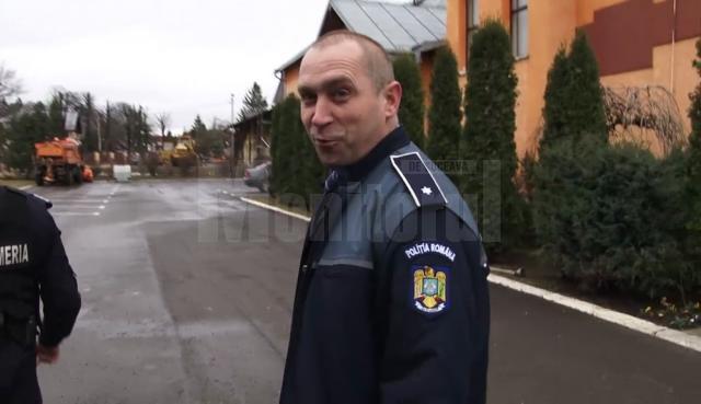 Şeful de post, comisarul Gheorghe Bălăcian, este acuzat de locuitorii comunei că nu-şi duce la îndeplinire sarcinile de serviciu