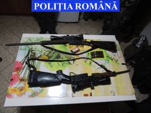 Arme, muniţie şi accesorii pentru arme, ridicate în urma percheziţiilor