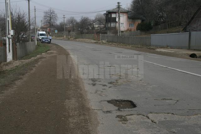 Aşa arată pe multe porţiuni drumul naţional care leagă Suceava de Dorohoi