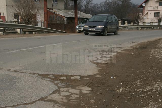 Multe drumuri importante din judeţ se prezintă deplorabil după lunile de iarnă