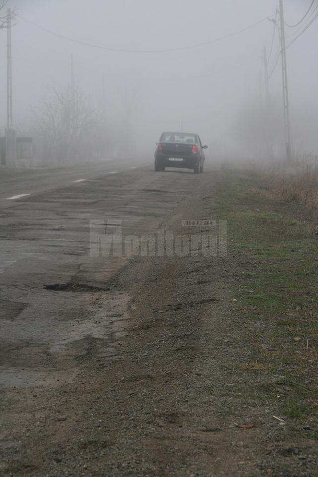 Multe drumuri importante din judeţ se prezintă deplorabil după lunile de iarnă