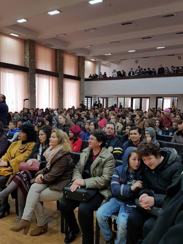 Elevi şi profesori şi-au dat întâlnire la Casa de Cultură „Elisei Todaşcă” din Poiana Stampei, pentru a asista la un concert comun al tuturor interpreţilor de muzică folk