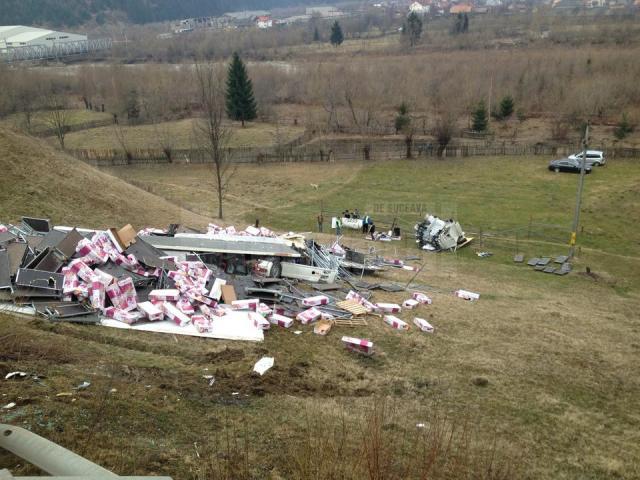 Un tir s-a făcut praf într-o curbă de pe DN 17, la Vama