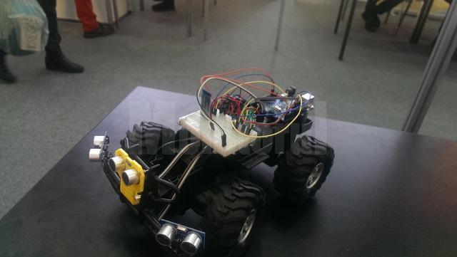Roboţelul care îndepărtează guma de mestecat lipită pe jos, proiectat de un student sucevean
