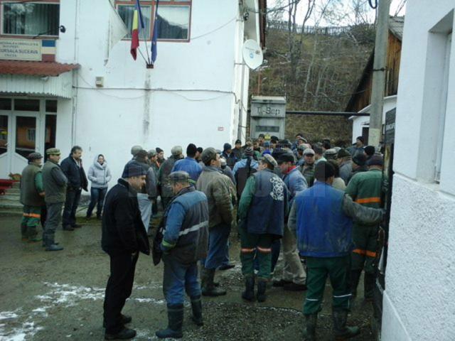 Minerii de la Crucea-Botuşanu au declanşat greva şi au plecat la Bucureşti pentru a-şi cere drepturile salariale