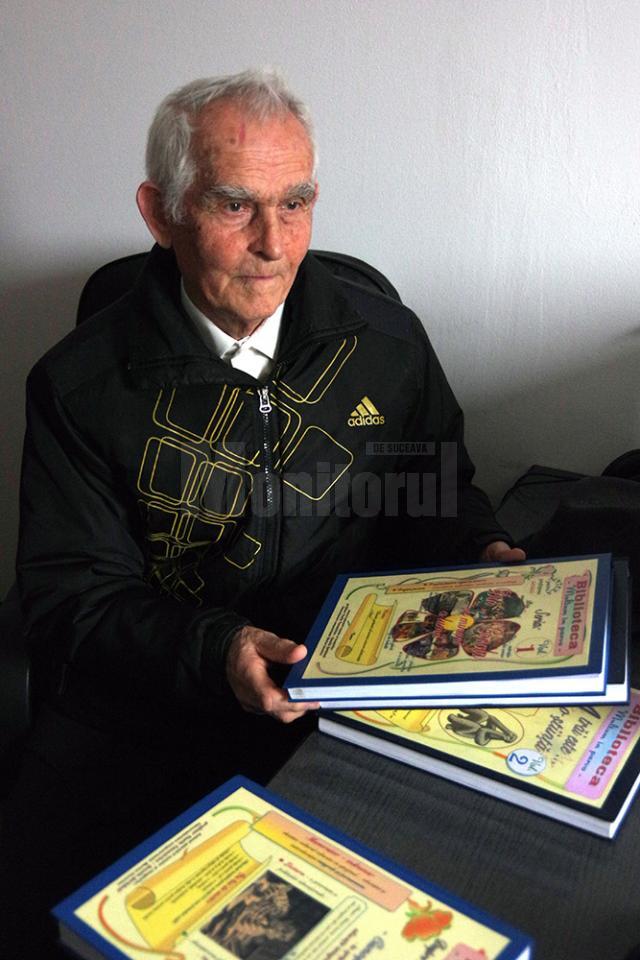 La 83 de ani, fostul profesor de biologie Vasile Tanasiciuc şi-ar dori ca „zestrea” , culegerile de texte şi imagini, să ajungă în bibliotecile şcolilor din Şerbăuţi şi Călinești