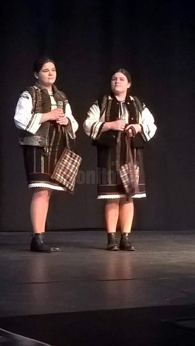 Diana-Anastasia Seserman şi Teodora-Camelia Seserman, de la Liceul Tehnologic Cajvana
