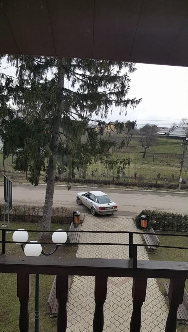 Maşina viceprimarului, în fața Primăriei Valea Moldovei
