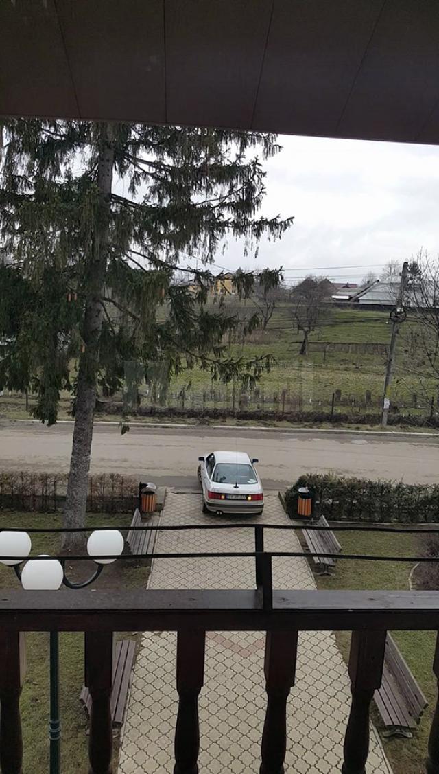 Maşina viceprimarului, în fața Primăriei Valea Moldovei