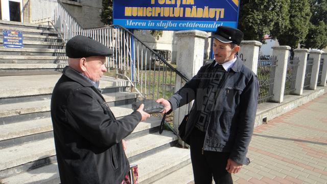 Bărbatul s-a deplasat la poliţia municipiului şi a predat borseta, după câteva minute, chiar păgubaşului