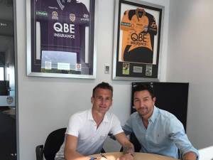 Lucian Goian în momentul semnării contractului, alături de directorul sportiv Jacob Burns