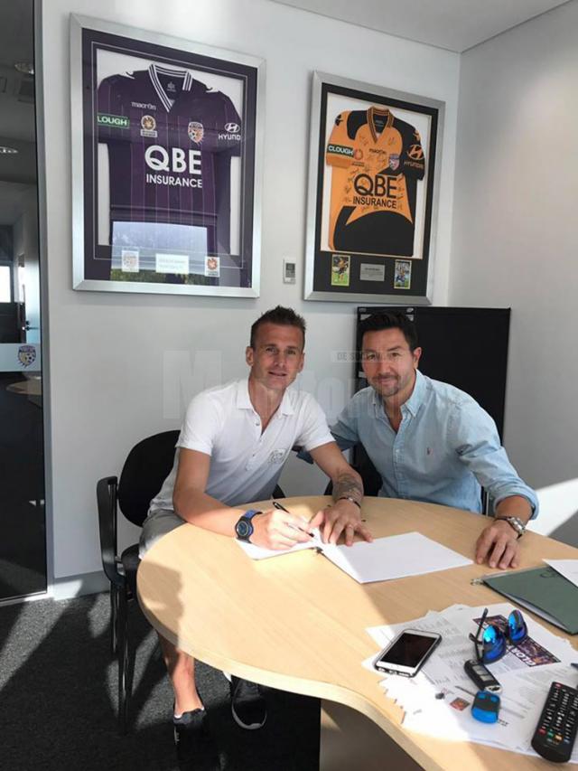 Lucian Goian în momentul semnării contractului, alături de directorul sportiv Jacob Burns