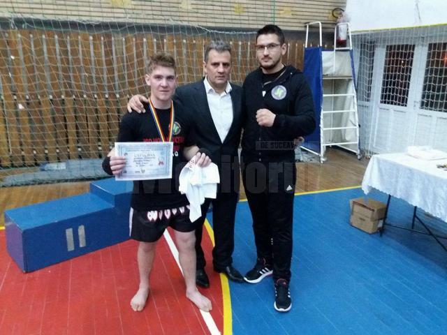 Răduţeanul Alexandru Lupancu alături de instructorul Paul Gheţău şi Ion Gârbea (mijloc), reprezentantul federaţiei pe kickbox
