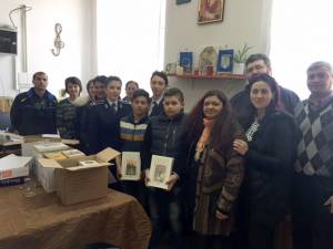 Poliţiştii le-au oferit peste 200 de cărţi copiilor din Dolhasca