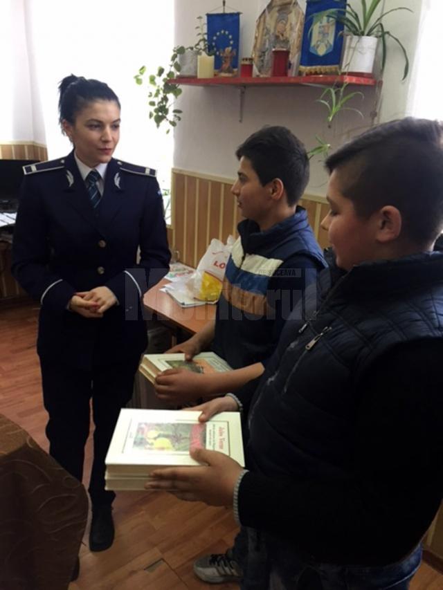 Poliţiştii le-au oferit peste 200 de cărţi copiilor din Dolhasca, cu ocazia zilelor poliţiei