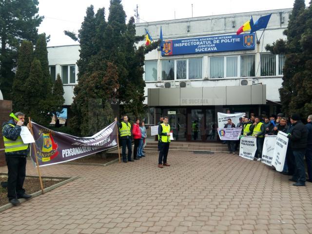 Câteva zeci de poliţişti protestează în faţa sediului instituţiei din Suceava