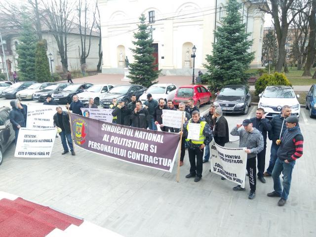 Câteva zeci de poliţişti protestează în centrul Sucevei