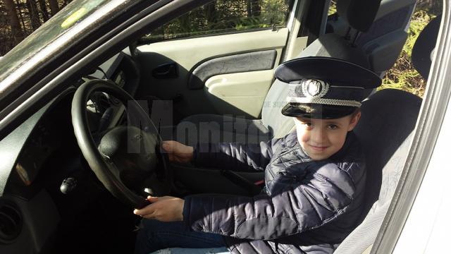 Peste o sută de copii au făcut cunoştinţă la propriu cu cascheta de poliţist