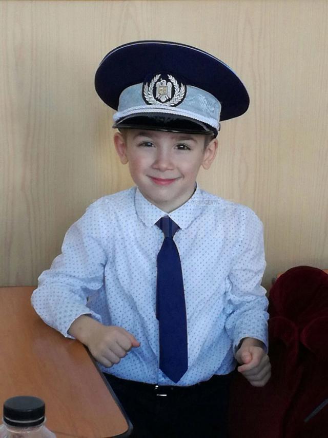 Peste o sută de copii au făcut cunoştinţă la propriu cu cascheta de poliţist