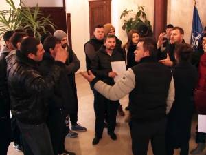 Pe 12 martie, peste o sută de locuitori din Şcheia s-au adunat în faţa primăriei, revoltaţi de problemele create de câteva familii de romi