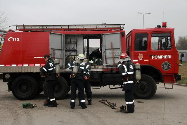 Peste o sută de oameni angrenaţi într-un exerciţiu de simulare a unui incendiu cu victime, la Carrefour